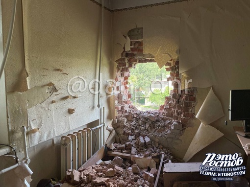 🤬 Последствия сегодняшнего обстрела Донецка (ДНР) 155-мм артиллерией ВСУ.  Повреждены жилые дома и станция..
