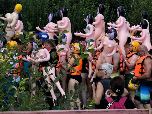 Надувные, резиновые, твои! Под Петербургом прошёл традиционный заплыв на резиновых женщинах –  Bubble Baba Challenge..