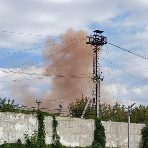 Рыжий дым напугал жителей Металлургического района

Местные жители сообщили, что выбросы идут с завода..