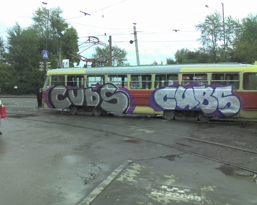 Вандалы разрисовали новый троллейбус в Екатеринбурге. Они воспользовались тем, что машина стола у..