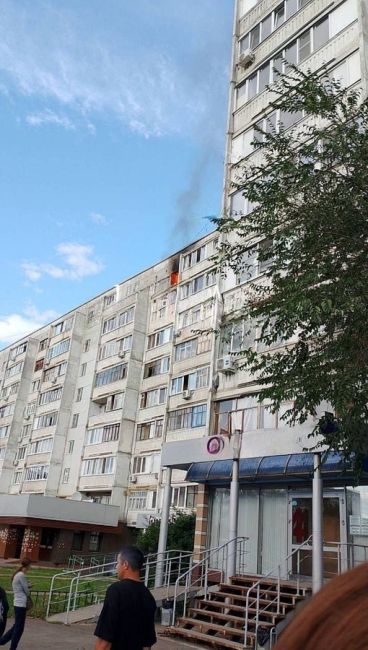 В Казани сегодня горели квартиры сразу в трех домах в Приволжском и Советском районах.

Первый пожар..