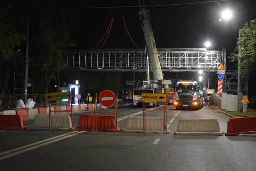 Сегодня ночью в Московском районе на остановке «Сормовское шоссе» установили новый надземный пешеходный..