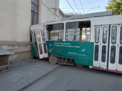 В Ростове трамвай с пассажирами сошел с рельсов и протаранил здание на Лендворце. 

Пострадавших, по..