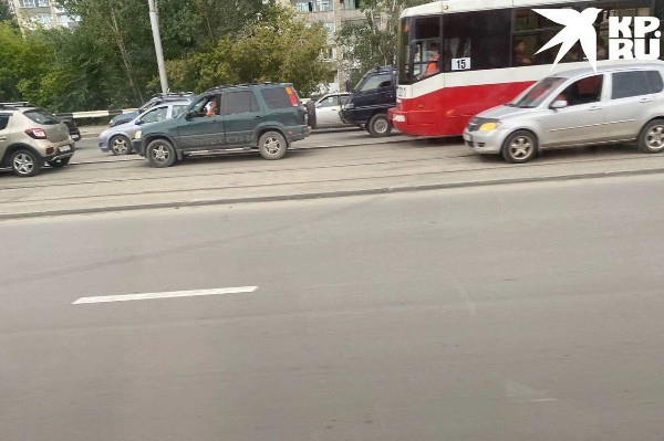 Новосибирцы снова жалуются на сковавшие площадь Труда километровые пробки. По словам горожан, проехать..