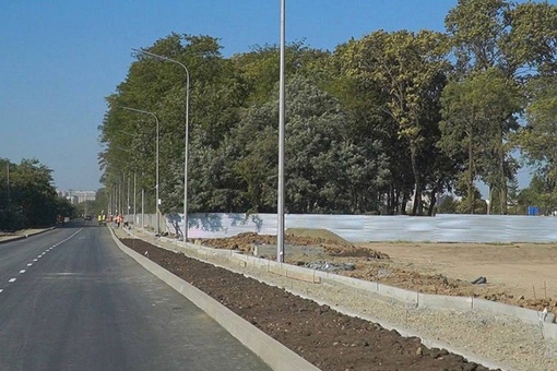 С 20 августа для проезда откроется дорога-дублёр участка улицы Владислава Посадского

📍Существующая дорога..