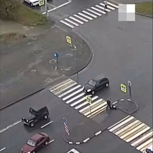 В Челябинске водитель избил пешехода, переходившего дорогу на красный 

Инцидент произошел сегодня днем на..
