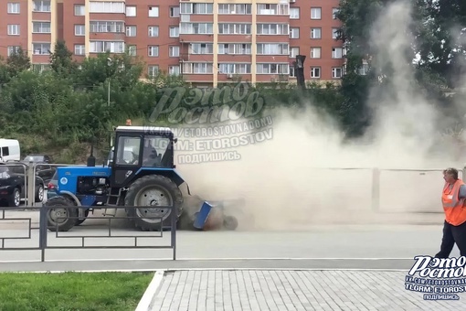 🚜 "А в Таган, а в Таган 
Пыльный трактор едет к нам! 
А за ним стоит ведь кто-то — моет всё бабло! 
А ну малыш..