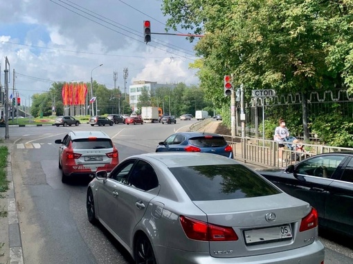 На перекрёстке в районе станции метро «Пролетарская» изменили схему организацию движения

Там установили 15..