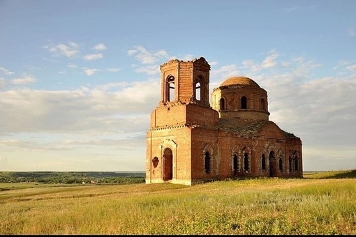 Исчезающая красота.
Полуразрушенная церковь в селе..