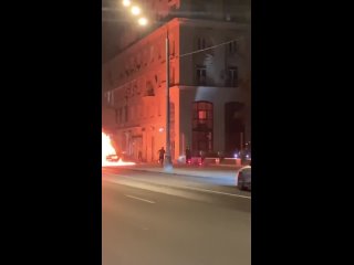 На Кутузовском проспекте ночью водитель BMW M8 не справился с управлением и врезался в столб, машина..