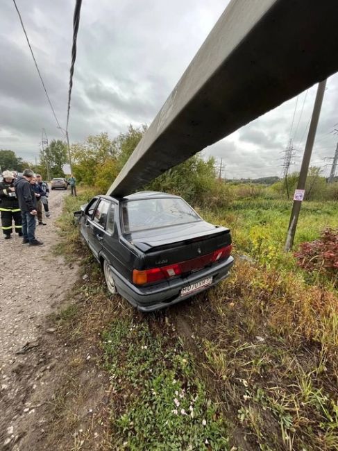 ДТП на Верхнемуллинской, 124. Водитель не вошел в поворот и врезался в..