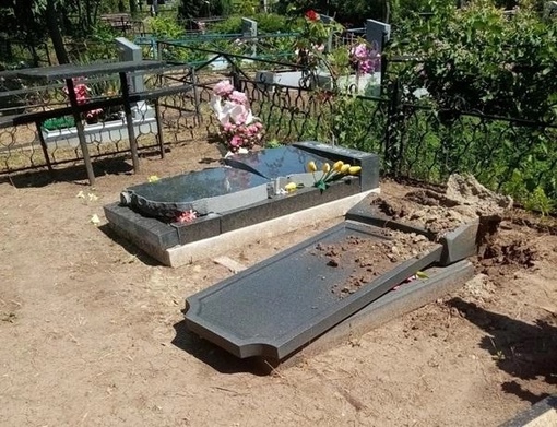 В посёлке Реконструктор вандалы разгромили некоторые могилы на..