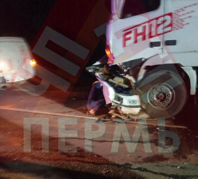 Сегодня ночью произошло ДТП на дороге Сылва-Ляды. Ваз 2113 столкнулся с грузовиком Вольво
Три человека..