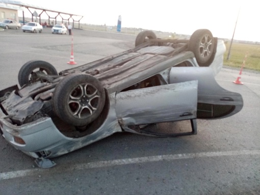 За минувшие сутки в Омской области на загородных автодорогах произошло два опрокидывания автомобилей
 
В..