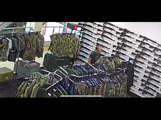В Ростове неизвестный мужчина похитил из военного магазина макет автомата АКС-74У. 

Инцидент случился в..