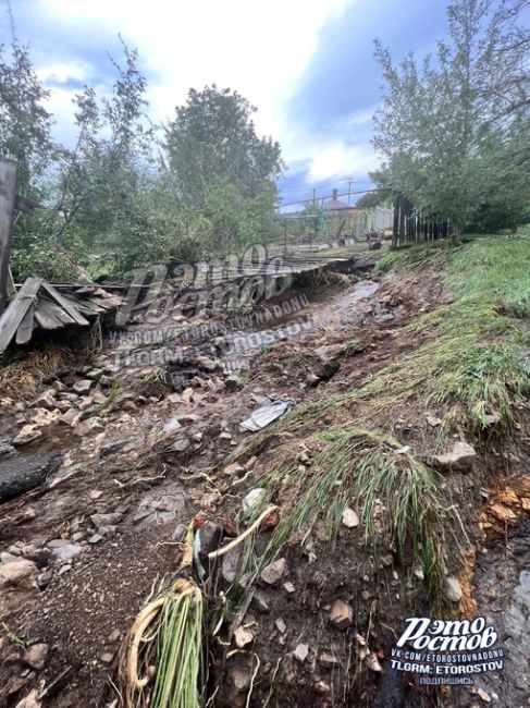 😨⚠️ Последствия прорыва трубы в Александровке (Путевая). Дорогу и дома смыло, деревья..