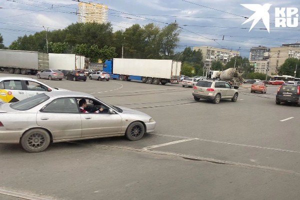 Новосибирцы снова жалуются на сковавшие площадь Труда километровые пробки. По словам горожан, проехать..