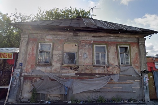 ‼️На улице Эпроновской стена аварийного дома обрушилась на 40-летнюю женщину. 

Работники рынка пришли ей на..