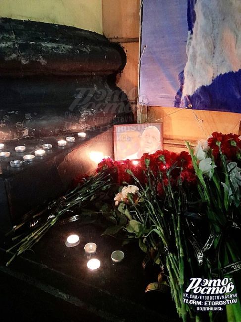 🕯️На стихийном мемориале Евгению Пригожину зажгли свечи. Цветы продолжают нести

📍Будённовский..