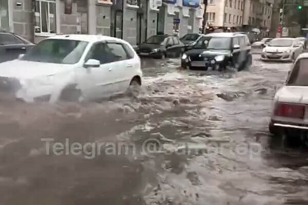 В Самаре 16 августа после дождя затопило улицу Полевую 

Горожан впечатлило количество воды на проезжей части..