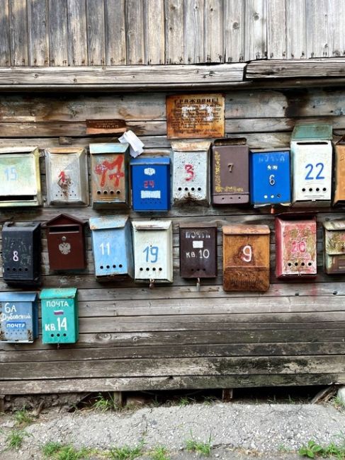 Единственный во всем Краснодаре – коммунальный двор-колодец и его старые почтовые ящики.

📍Находится по..