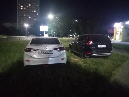 Отбитые автохамы устроили парковку прямо на газоне в районе пересечения проспекта Зорге и 339-й Стрелковой..