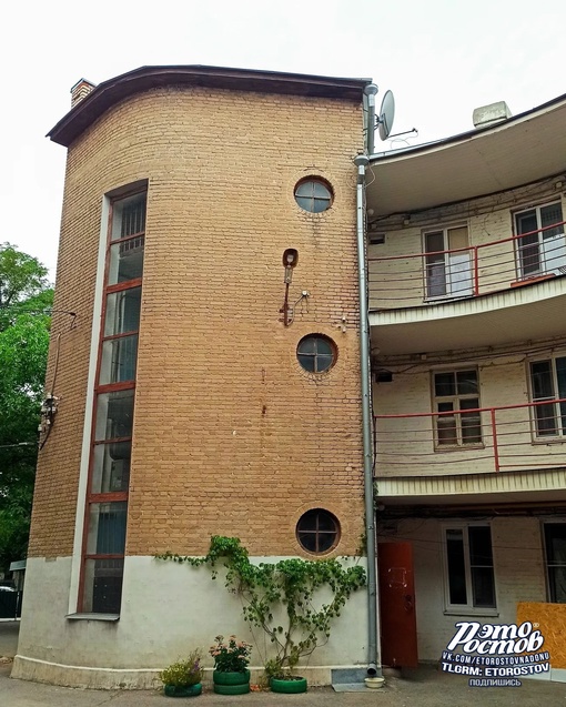 🏡 Круглый дом в Таганроге - первый круглый дом, построенный в СССР в 1929 году. 

Очень уютный двор с классной..