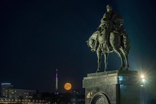 🗣️ А вы заметили, какая луна была ночью над..