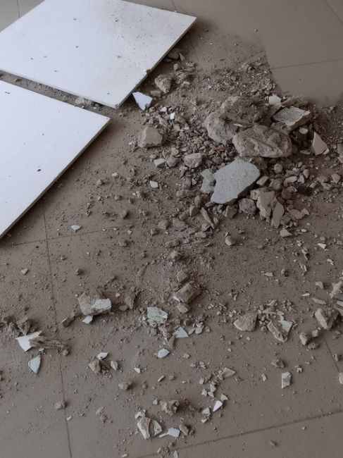В больнице Артемовского обрушился потолок. Прокуратура уже проводит проверку 

Инцидент произошёл вчера. По..
