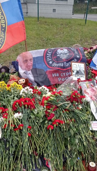 Пригожина похоронили тайно и не по-геройски

Главаря «ЧВК Вагнер» сегодня похоронили на Пороховском..