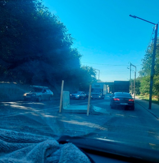 В Ростове грузовик на ходу выронил бетонную плиту на дорогу и скрылся в неизвестном направлении, поделился..
