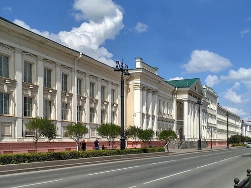 Из исторического здания Омского кадетского корпуса уже пропала чугунная лестница 
 
Как сообщает «БК55»,..