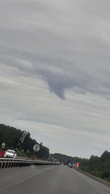 Вот такую облачную воронку заметили горожане сегодня утром над Южным обходом

..