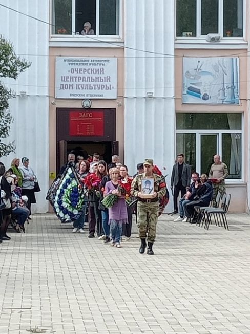 Сегодня в Очере прошла церемония прощания с погибшим в ходе проведения СВО местным жителем - Меньшиковым..