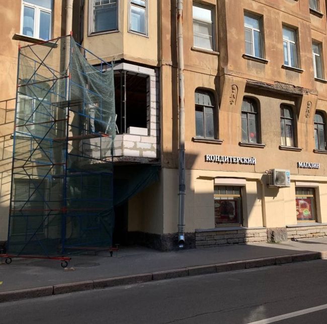 Новый собственник квартиры в доходном доме Френкеля на Петроградке затеял ремонт и зачем-то разобрал эркер...