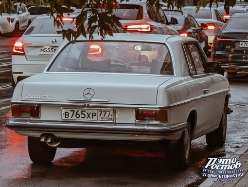 🚘 Старичок Mercedes W114 на ростовских улицах. 
 
Это первая по-настоящему массовая серия легковых автомобилей..