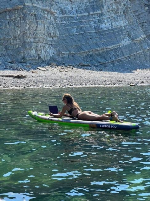 ...когда приехал на отдых а работа не отпускает 👩‍💻🌊

фото..