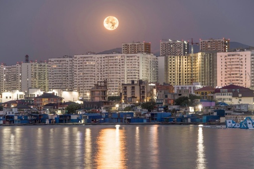 🌘Доброе утро!  Сегодня и правда было Суперлуние "Голубая Луна". в 4.00 она была голубоватая (пятое фото), а уже в..