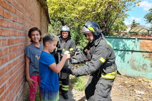Батайские школьники потушили пожар

Александра и Прохор Громовы увидели, как горит мусорный контейнер...