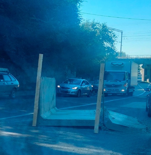 В Ростове грузовик на ходу выронил бетонную плиту на дорогу и скрылся в неизвестном направлении, поделился..