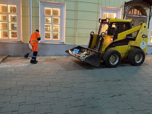 В Екатеринбурге убирают мусор после празднования 300-летия

Для уборки минувшей ночью было задействовано 133..