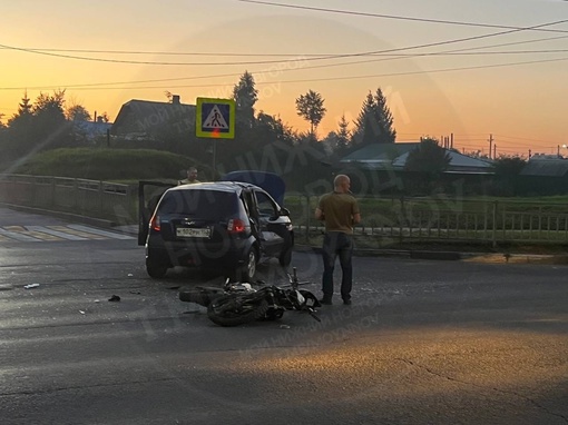 На улице Гайдара сбили подростка на питбайке. Пострадавшего увезли на скорой.

..