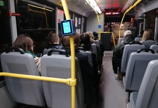 В омских автобусах с валидаторами начнут работать контролеры - проверки будут снимать на..