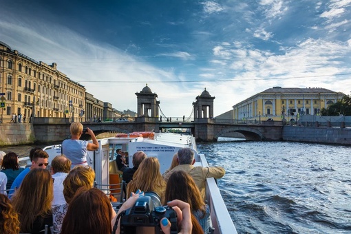 В Петербурге в августе стало возможно отправиться на экскурсию по рекам и каналам Санкт-Петербурга со..