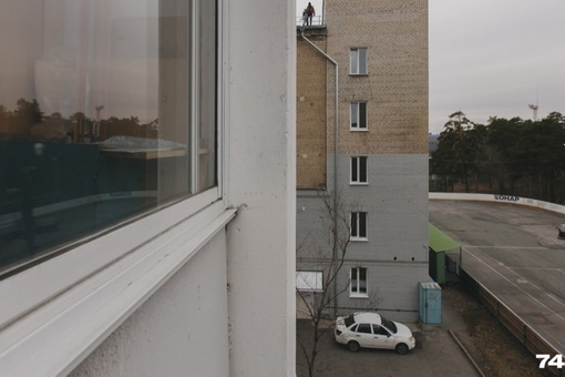 В Челябинске девятилетняя девочка выпала с балкона на третьем этаже дома в Курчатовском районе
 
"Дома с..