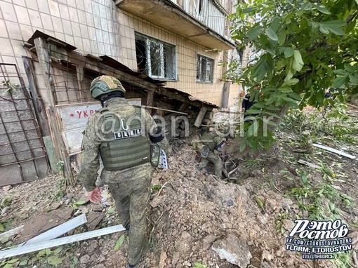 🤬 Последствия сегодняшнего обстрела Донецка (ДНР) 155-мм артиллерией ВСУ.  Повреждены жилые дома и станция..