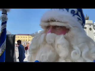 В Уфе в сентябре был замечен Дед Мороз

Дед Мороз прогуливался в составе мультпарада на Советской площади...