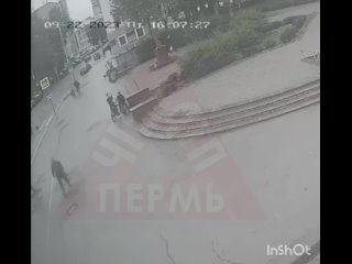 Два подростка на велосипедах, которые забрали рюкзак с фототехникой у галереи возле памятника Николаю..