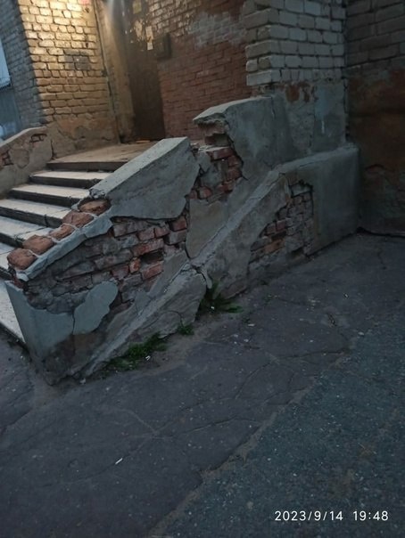 В Омске разваливается ещё одна кирпичная пятиэтажка

Жители распространили в соцсетях фото бедственного..