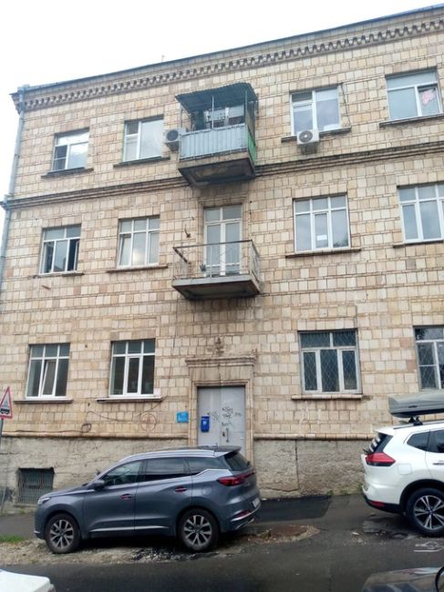 Ростовчанин жалуется на торгаша, который выкупил подвал дома и перекрыл горячую воду всем жильцам в округе. 
..